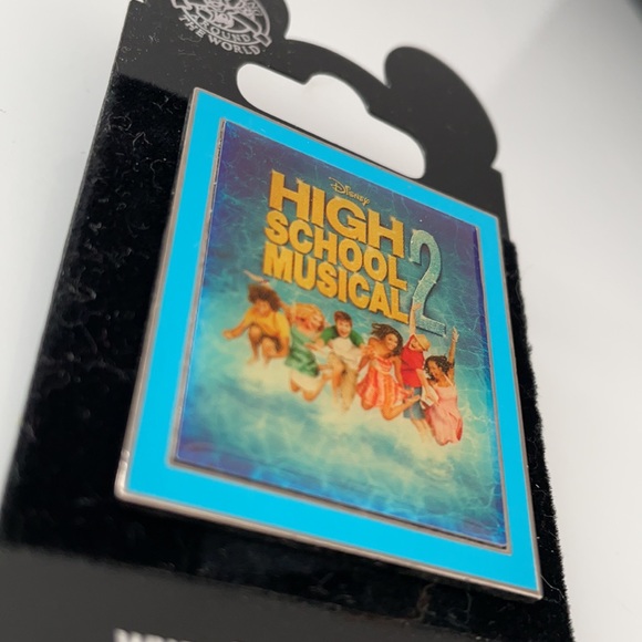 DISNEY HIGH SCHOOL MUSICAL 2 PIN NWT - Picture 2 of 9